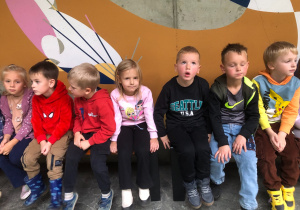 Dzieci siedzą na ławce