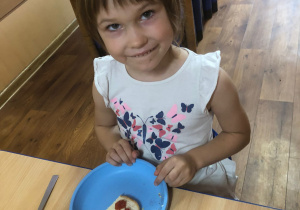 Dziewczyna trzyma talerz