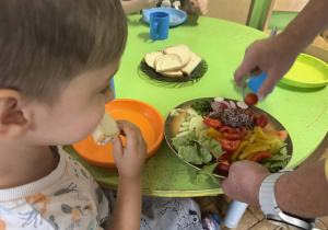 Chłopiec je śniadanie