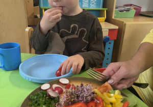 Chłopiec je śniadanie