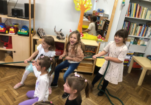 Dziewczynki przeciągają linę