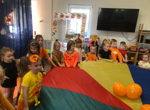 Dzieci podrzucają balony na chuście animacyjnej