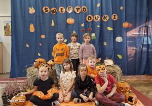 Dzieci pozują do zdjęcia