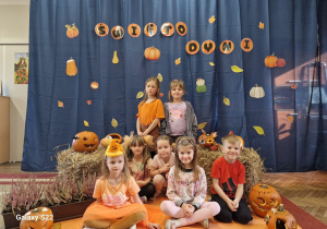 Dzieci pozują do zdjęcia