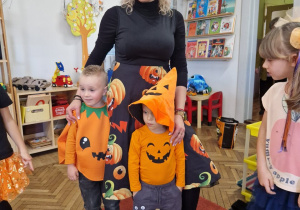 Pani pozuje do zdjęcia z dziećmi