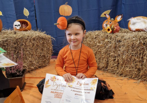 Dziewczyna trzyma dyplomy