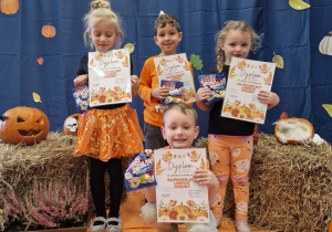 Dzieci trzymają dyplomy