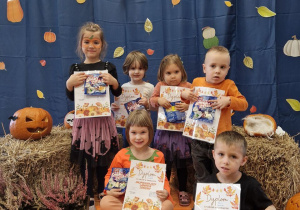 Dzieci trzymają dyplomy