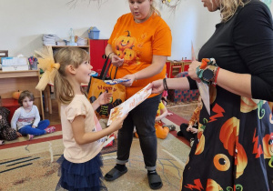 Panie wręczają dyplom