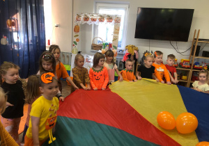 Dzieci podrzucają balony na chuście animacyjnej