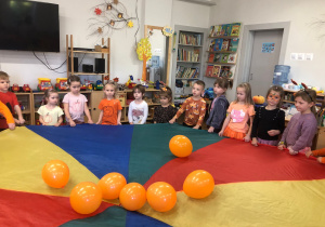 Dzieci podrzucają balony na chuście animacyjnej