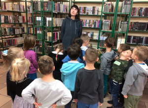 Dzieci zwiedzają bibliotekę