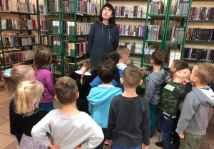 Dzieci zwiedzają bibliotekę