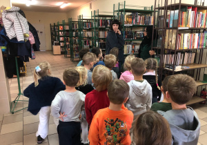 Dzieci zwiedzają bibliotekę
