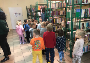 Dzieci zwiedzają bibliotekę