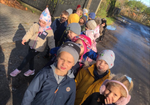 Dzieci stoją w parach