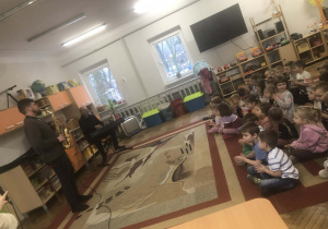 Panowie grają na instrumentach