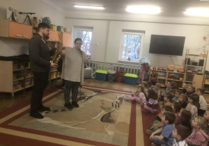 Pani tłumaczy jak zbudowany jest instrument