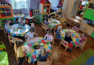 Dzieci kroją składniki na sałatkę jarzynową