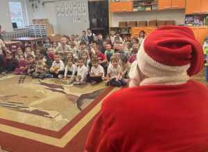 Dzieci siedzą na dywanie