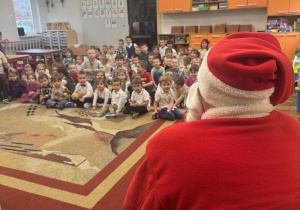 Dzieci siedzą na dywanie