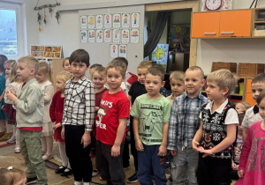 Dzieci stoją na dywanie