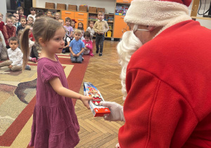 Mikołaj wręcza prezent dziewczynce