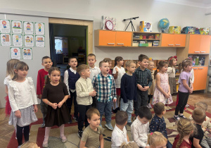 Dzieci stoją i śpiewają