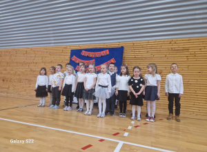 Dzieci stoją przy dekoracji