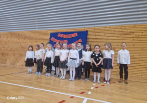 Dzieci stoją i śpiewają