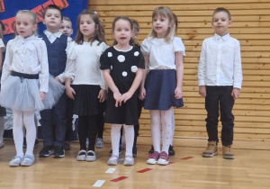 Dzieci stoją i śpiewają