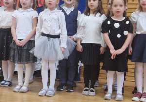 Dzieci stoją i śpiewają