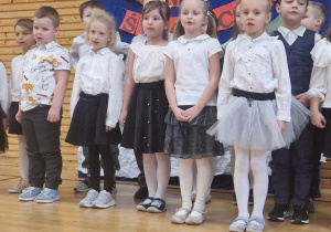 Dzieci stoją i śpiewają