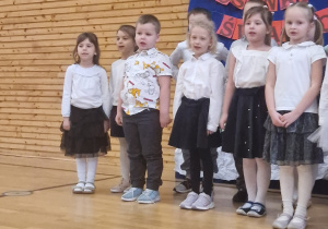 Dzieci stoją i śpiewają