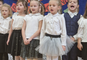 Dzieci stoją i śpiewają