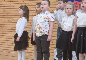 Dzieci stoją i śpiewają