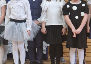 Dzieci stoją i śpiewają