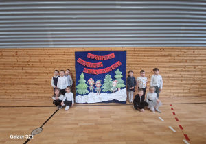 Dzieci stoją przy dekoracji