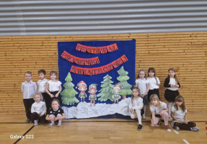 Dzieci stoją przy dekoracji