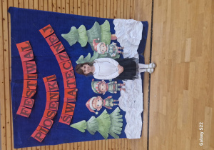 Dziewczynka stoi przy dekoracji