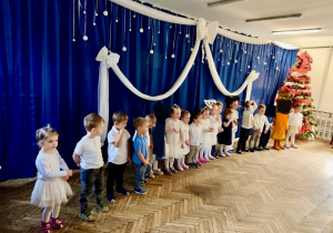 Dzieci śpiewają kolędy.