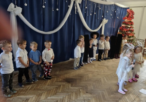 Dzieci recytują wierszyki.