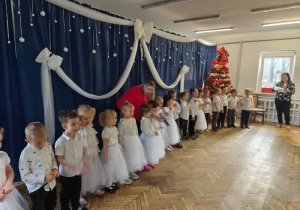 Dzieci recytują wierszyki.