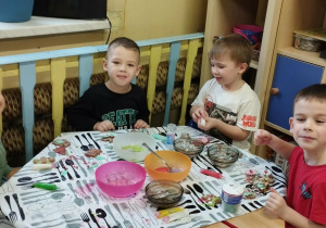 Dzieci ozdabiają pierniki.