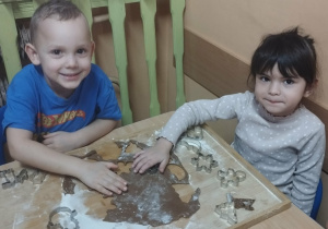 Dzieci ozdabiają pierniki.