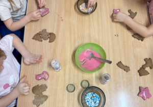 Dzieci ozdabiają pierniki.