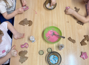 Pierniki dla seniorów z Domu Pomocy Społecznej w Wiśniowej Górze