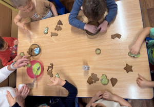 Dzieci ozdabiają pierniki.