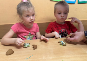 Dzieci ozdabiają pierniki.