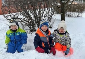 Dzieci bawią się na śniegu.